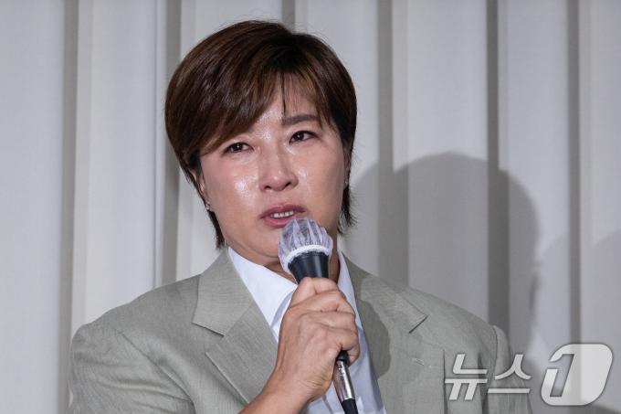 박세리 박세리희망재단 이사장이 18일 서울 강남구 스페이스쉐어 삼성코엑스센터에서 열린 자신의 부친 고소와 관련 입장발표 기자회견에서 눈물을 흘리며 발언하고 있다. 앞서 재단은 지난 11일 박세리의 부친 박준철 씨를 사문서 위조 및 위조사문서행사 혐의로 고소했다. 박 씨 부친은 국제골프학교 설립 업체로부터 참여 제안을 받고 재단의 법인 도장을 몰래 제작해 사용한 혐의를 받는다. 2024.6.18/뉴스1 ⓒ News1 유승관 기자