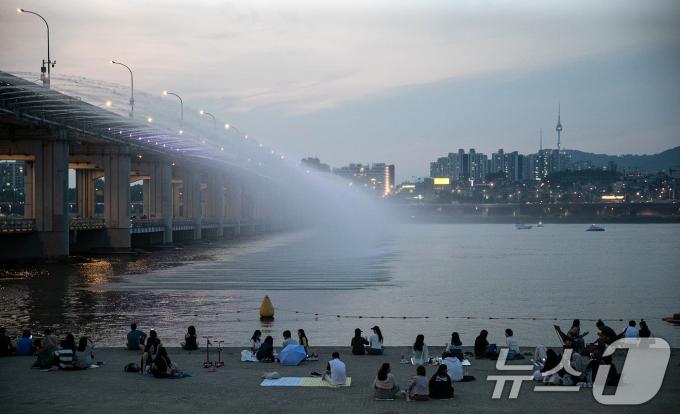 [사진] 시원한 강가로 나온 시민들