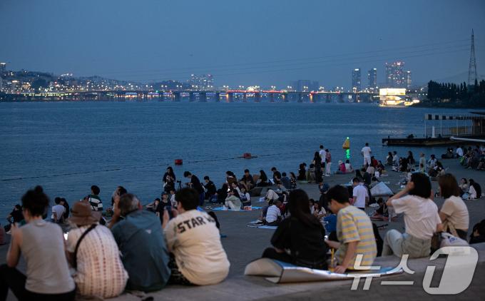[사진] 강바람 맞으며