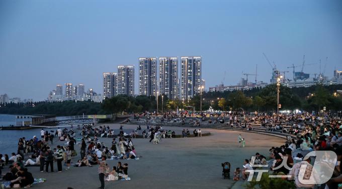 [사진] 서울 전역 첫 폭염주의보 '더위에 강가로 나온 시민들'