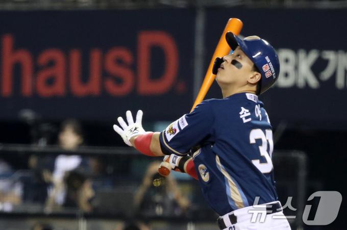 '타격 기계' 손아섭(36·NC)이 19일 오후 서울 송파구 잠실야구장에서 열린 프로야구 '2024 신한 SOL 뱅크 KBO리그' NC 다이노스와 두산 베어스의 경기 9회초 1사 상황에서 안타를 때려내고 있다. 손아섭은 2504안타를 기록, 박용택의 KBO리그 최다안타 신기록(2504개)과 동률을 이루며 대기록까지 안타 1개만을 남겨두게 됐다. 2024.6.19/뉴스1 ⓒ News1 오대일 기자