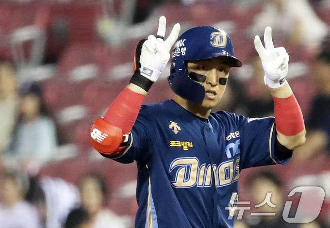 '타격 기계' 손아섭(36·NC)이 19일 오후 서울 송파구 잠실야구장에서 열린 프로야구 '2024 신한 SOL 뱅크 KBO리그' NC 다이노스와 두산 베어스의 경기 9회초 1사 상황에서 안타를 때린 후 세리머니를 하고 있다. 손아섭은 2504안타를 기록, 박용택의 KBO리그 최다안타 신기록(2504개)과 동률을 이루며 대기록까지 안타 1개만을 남겨두게 됐다. 2024.6.19/뉴스1 ⓒ News1 오대일 기자