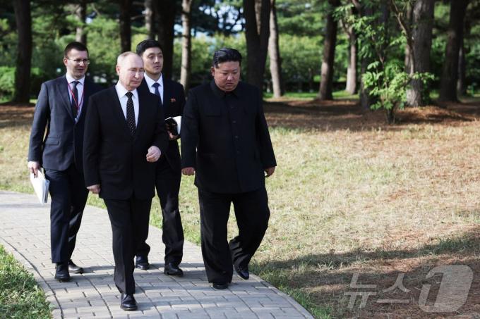 [사진] [포토] 산책하며 이야기 나누는 푸틴과 김정은
