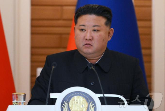 [사진] [포토] 북러 정상회담 마치고 공동성명 발표하는 김정은