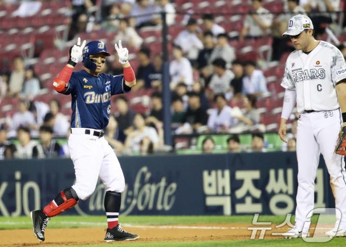 '타격 기계' 손아섭(36·NC)이 19일 오후 서울 송파구 잠실야구장에서 열린 프로야구 '2024 신한 SOL 뱅크 KBO리그' NC 다이노스와 두산 베어스의 경기 9회초 1사 상황에서 안타를 때린 후 세리머니를 하고 있다. 손아섭은 2504안타를 기록, 박용택의 KBO리그 최다안타 신기록(2504개)과 동률을 이루며 대기록까지 안타 1개만을 남겨두게 됐다. 2024.6.19/뉴스1 ⓒ News1 오대일 기자