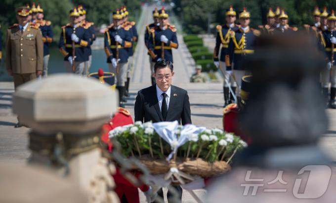 [사진] 루마니아 무명용사의 묘 참배하는 신원식 장관