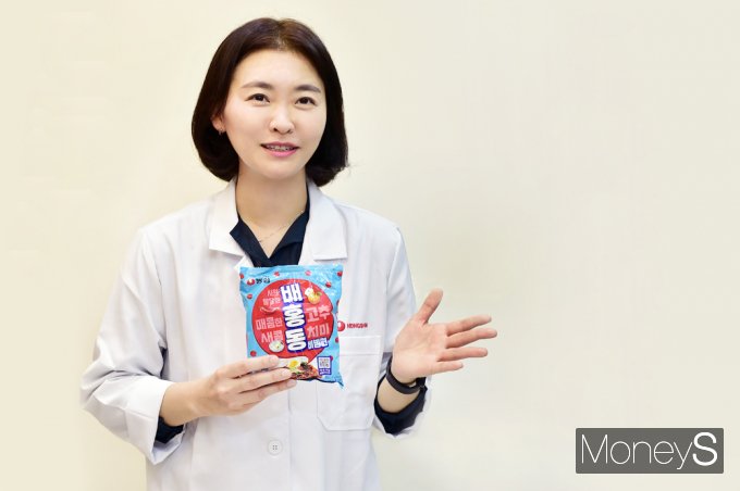 마유현 농심 스프개발팀 연구원이 배홍동 소스 재료에 대해 설명하고 있다. /사진=임한별 기자