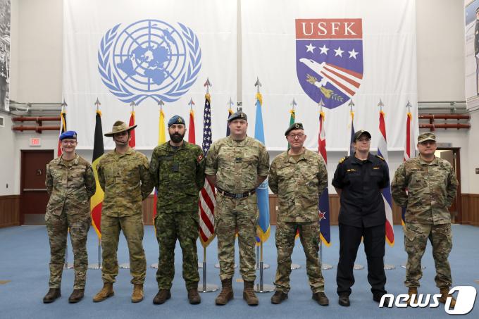 지난 13일 경기 평택시 캠프 험프리스 유엔군사령부 본청 의장대홀에서 '2024 FS(Freedom Shield· 자유의 방패)' 훈련에 참가한 유엔사 증원 요원들이 포즈를 취하고 있다. (국방일보 제공) 2024.3.14/뉴스1