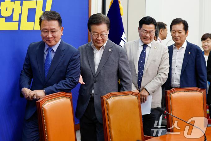 강민구 더불어민주당 최고위원(왼쪽부터), 이재명 대표, 박찬대 원내대표, 정청래 최고위원이 19일 오전 서울 여의도 국회에서 열린 최고위원회의에 입장하고 있다. 2024.6.19/뉴스1 ⓒ News1 안은나 기자