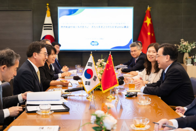 김동연 경기도지사(왼쪽 두번째)가 19일 오후 도담소에서 신창싱 중국 장쑤성 당서기 등 장쑤성 대표단과 환담을 나누고 있다. / 사진제공=경기도