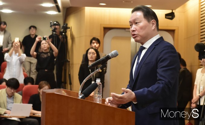 최태원 SK그룹 회장이 지난 17일 서울 종로구 SK서린빌딩에서 열린 기자회견에 참석해 노소영 아트센터 나비 관장과의 이혼소송 항소심 결과에 대한 입장을 전하고 있다. / 사진=임한별 기자  /사진=임한별(머니S)