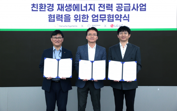 LG유플러스가 재생에너지 공급 사업에 진출하며 친환경 재생에너지 확산, 기업 RE100 이행 활성화 등 생태계를 개선하고 차별적 고객가치 창출에 나선다. 사진은 전승훈 LG유플러스 기업플랫폼사업담당(가운데)과 반왕 한화시스템 솔루션사업담당(왼쪽), 엄홍찬 스마트그린빌리지 대표(오른쪽)가 업무협약을 맺고 기념 사진을 촬영하는 모습.  /사진=LG유플러스