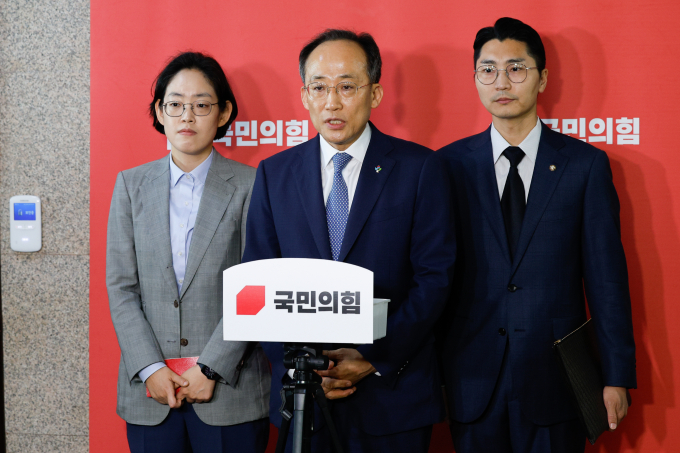 추경호 국민의힘 원내대표가 지난 19일 국회에서 더불어민주당에 법제사법위원장과 운영위원장을 1년씩 맡는 방안을 제안하고 있다. 왼쪽부터 조지연 원내대변인, 추 원내대표, 박준태 원내대변인. /사진=뉴스1 