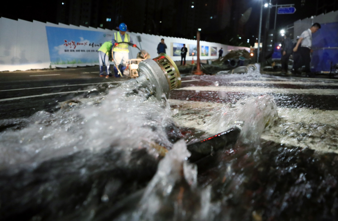 20일 새벽 인천 연수구 송도국제도시 센트럴로 교차로 부근에서 지하 상수도관이 파열됐다. 사진은 기사내용과 무관. /사진=뉴스1