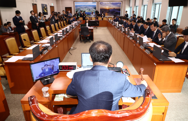 국토교통부가 지난 한 달 동안 총 1065건을 전세사기 피해자 등으로 최종 가결했다. 사진은 맹성규 국회 국토교통위원회 위원장이 지난 18일 오전 서울 여의도 국회에서 열린 국토교통위원회 2차 전체회의에서 전세사기 피해자 지원 대책 관련 청문회 실시계획서 채택의 건을 의결하고 있는 모습. /사진=뉴스1