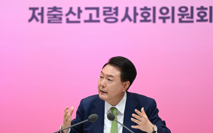  윤석열 대통령이 19일 경기 성남시 분당구 HD현대 글로벌R&D센터 아산홀에서 열린 2024년 저출산고령사회위원회 회의에서 마무리 발언을 하고 있다. /사진=대통령실 제공