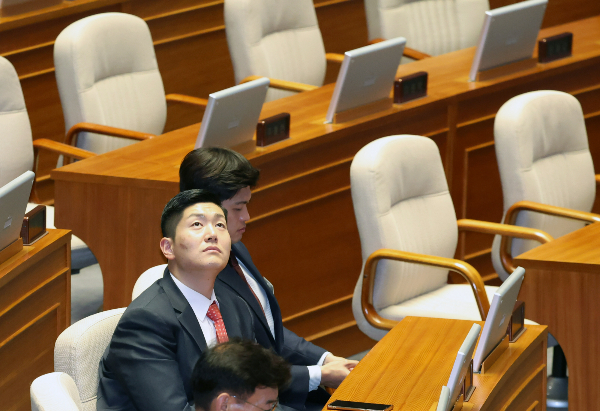 김재섭 의원이 전당대회에 출마하지 않겠다 밝혔다. 사진은 지난 21일 서울 여의도 국회 본회의장에서 초선 당산자 교육을 받는 김재섭 국민의힘 의원. /사진=뉴시스