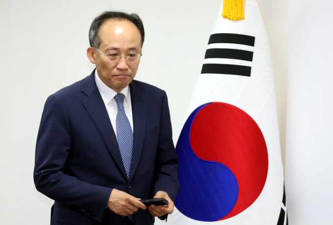 추경호 국민의힘 원내대표가 더불어민주당이 '윤석열 대통령의 1년 동안 거부권 행사 금지'라는 원구성 역제안을 한 것과 관련해 "여당 의원까지 '명심독재'의 길에 줄 세우겠다는 것"이라고 비판했다. 사진은 추 원내대표가 20일 서울 여의도 국민의힘 중앙당사에서 열린 비상대책위원회 회의에 참석하고 있는 모습. /사진=뉴시스