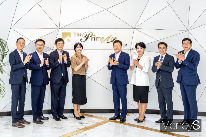 고병일 광주은행장(오른쪽 네번째)과 임직원들이 19일 본점 3층에서  'The PrimeAge Center'현판식을 갖고 있다/사진=광주은행 제공.