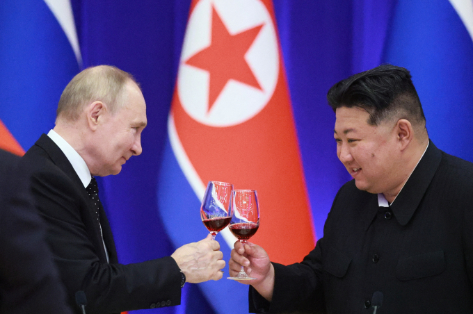 북한과 러시아가 새롭게 맺은 포괄적인 전략적 동반자 관계에서 쌍방 중 어느 일방이 전쟁상태에 처하면 군사원조를 제공하겠다고 명시했다. 사진은 지난 19일 김정은 노동당 총비서(오른쪽)와 블라디미르 푸틴 러시아 대통령이 평양 모란관 영빈관에서 정상회담 만찬을 하는 모습. /사진=로이터