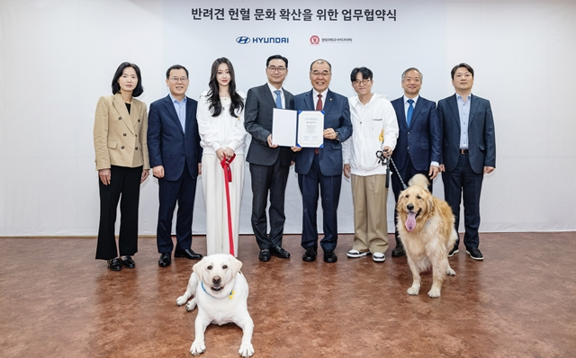 왼쪽부터 서영옥 현대차 국내마케팅실장 상무, 이준택 현대차 대구경북지역본부장 상무, 가수 경리, 정유석 현대차 국내사업본부장 부사장, 홍원화 경북대 총장, 개그맨 박성광, 곽동미 경북대 수의과대학 학장, 권영삼 경북대 수의과대학부속동물병원 병원장./사진제공=경북대학교