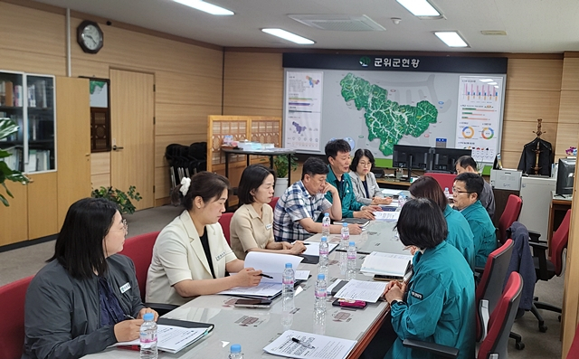 20일 군위군 부군수실에서 여름철 풍수해 대비 점검회의가 열리고 있다./사진제공=대구 군위군