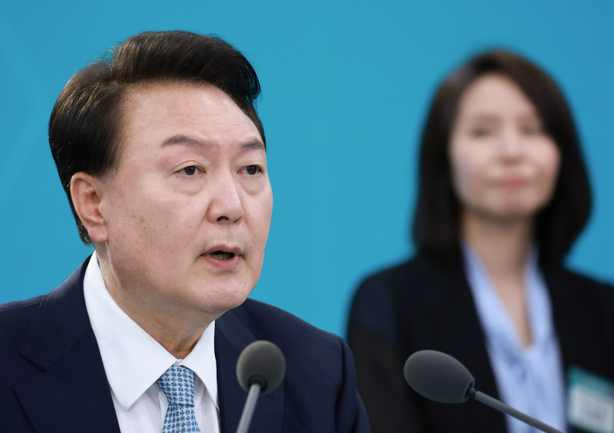 윤석열 대통령이 경북의 새로운 도약을 위한 산업구조 혁신을 강조했다. 사진은 윤 대통령이20일 경북 경산시 영남대 경산캠퍼스 천마아트센터에서 '동북아 첨단 제조혁신허브, 경북'을 주제로 열린 스물여섯 번째 '국민과 함께하는 민생토론회'에서 발언하는 모습. /사진=뉴시스(대통령실통신사진기자단) 