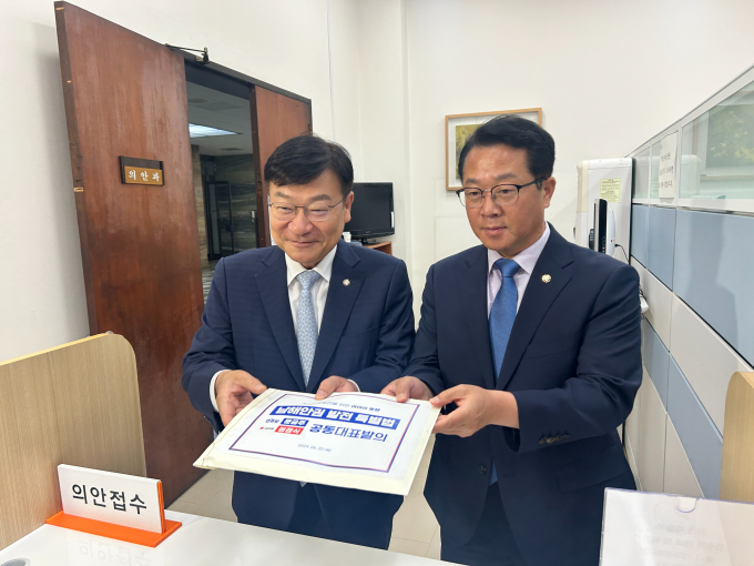 남해안 국토균형발전 거점 육성이 골자인 '남해안권 발전 특별법'을 공동 발의한 정점식 국민의힘 의원과 문금주 더불어민주당 의원