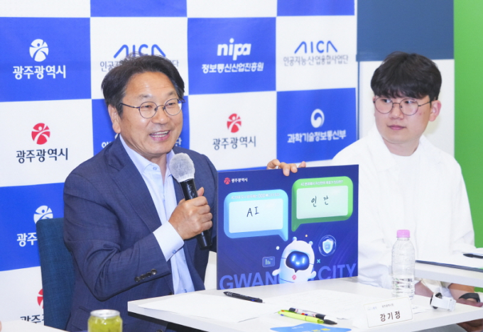 강기정 광주광역시장이 지난 5월27일 오후 동구 광주인공지능사관학교 AI카페에서 열린 38번째 월요대화에 참석해 ‘광주 AI사업의 현재와 미래’를 주제로 의견을 나누고 있다./사진=광주시