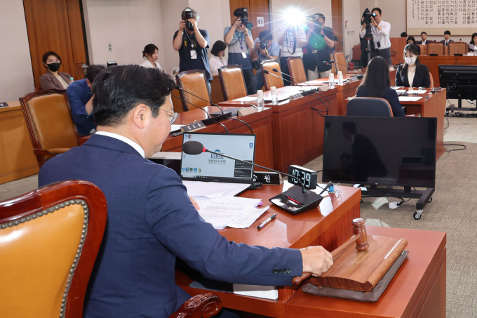 채상병 특검법이 20일 야당 단독으로 국회 법제사법위원회 법안심사 제1소위원회를 통과했다. 사진은 김승원 국회 법제사법위원회 법안심사1소위원장이 20일 서울 여의도 국회에서 열린 법사위 법안심사제1소위원회에서 의사봉을 두드리는 모습. /사진=뉴시스