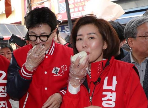 나경원 국민의힘 의원이 한동훈 전 비상대책위원장을 겨냥해 "이 당이 주인도 없고 역사도 없고 뿌리도 없으면 누가 와서 이 당을 이용만 하고 가는 것 아닌가"라고 말했다. 사진은 지난 3월19일 서울 동작구 남성사계시장에서 만두를 먹고 있는 나 의원과 한 전 위원장 모습. /사진=뉴시스