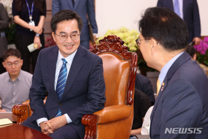 김동연 경기도지사가 20일 오전 서울 여의도 국회의장 집무실에서 우원식 국회의장을 예방하고 있다. / 사진=뉴시스