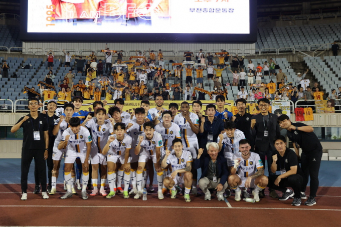 지난 6월19일 광주FC 선수들이 코리아컵16강 부천전 승리후 화이팅을 외치고 있다./사진=광주FC