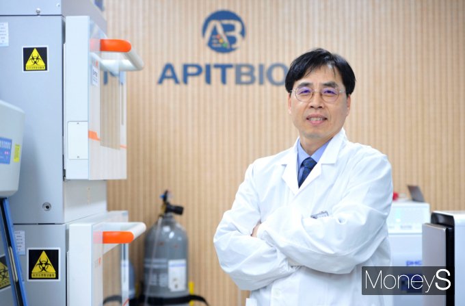 에이피트바이오가 새로운 기전의 만성 B형 간염 바이러스 치료용 항체 'APB-A101'에 대한 국내 특허 등록을 완료했다. 윤선주 에이피트바이오 대표이사가 포즈를 취하고 있다. /사진=임한별 기자