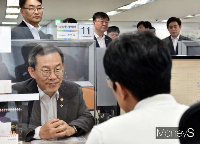 [머니S포토] 통신 채무조정 수요 시행 관련 경청하는 이종호 과기부 장관
