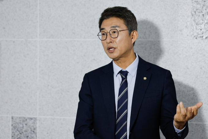 더불어민주당이 20일 긴급 의원총회에서 법제사법위원장·운영위원장을 1년씩 번갈아가며 맡자는 국민의힘의 제안이 비현실적이라는 것에 총의를 모았다. 사진은 노종면 민주당 원내대변인이 지난 12일 서울 여의도 국회의원회관에서 정치검찰사건조작특별대책단 회의를 마친 뒤 기자들 질문에 답하는 모습. /사진=뉴스1