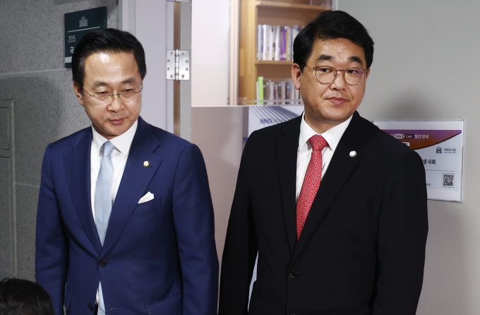 여·야가 국회 원 구성을 놓고 협상했지만 합의에 이르지 못했다. 사진은 배준영 국민의힘 원내수석부대표(왼쪽)와 박성준 더불어민주당 원내수석부대표가 20일 서울 여의도 국회의원회관에서 원구성 관련 회동을 마치고 협상 결렬을 알린 뒤 이동하는 모습. /사진=뉴스1