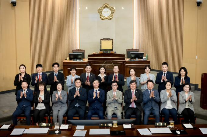 제9대 남양주시의회 의원들이 전반기 의정활동을 마무리하고 단체 촬영을 하고 있다. /사진제공=남양주시의회