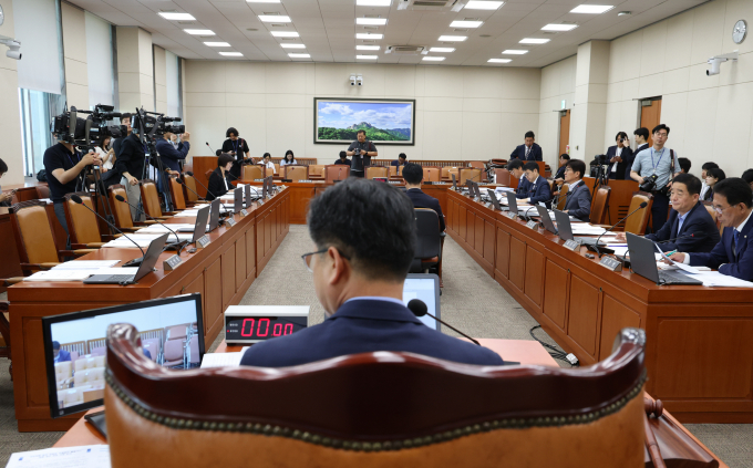 야당이 지난 21대 국회에서 윤석열 대통령이 재의요구안을 행사한 노란봉투법과 양곡관리법을 상임위원회에서 재상정했다. 사진은 안호영 국회 환경노동위원장이 20일 서울 여의도 국회에서 열린 제2차 환노위 전체회의를 주재하는 모습. /사진=뉴시스