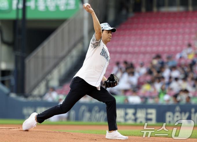 [사진] 시구하는 배우 김승수