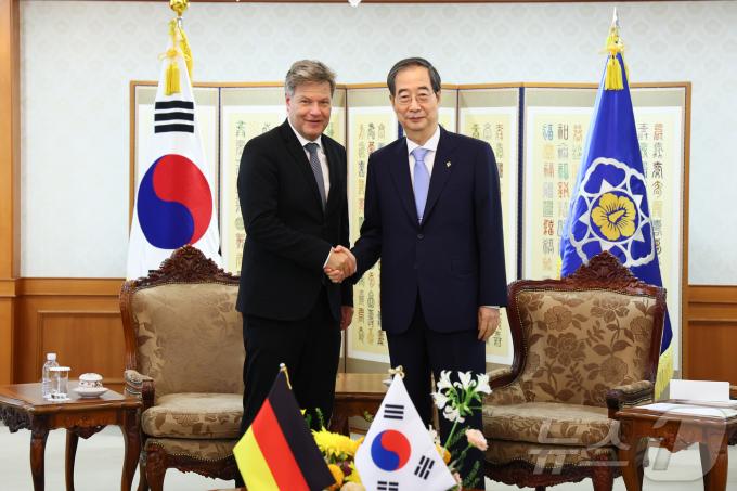 한덕수 국무총리가 20일 서울 종로구 정부서울청사에서 로버트 하벡(Robert Habeck) 독일 부총리 겸 경제기후보호부장관을 접견하고 있다. (총리실 제공) 2024.6.20/뉴스1 ⓒ News1 허경 기자