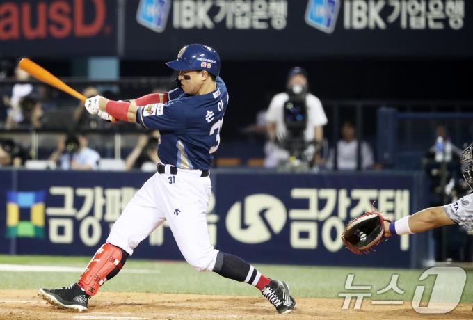 '타격 기계' 손아섭(36·NC)이 19일 오후 서울 송파구 잠실야구장에서 열린 프로야구 '2024 신한 SOL 뱅크 KBO리그' NC 다이노스와 두산 베어스의 경기 9회초 1사 상황에서 안타를 때리고 있다. 2024.6.19/뉴스1 ⓒ News1 오대일 기자