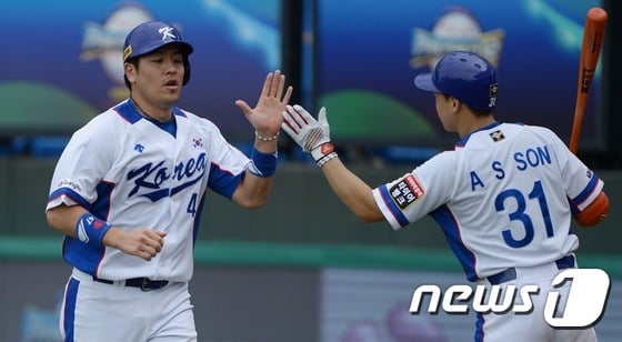 과거 롯데 자이언츠와 야구대표팀에서 한솥밥을 먹었던 강민호(왼쪽)와 손아섭. ⓒ News1 양동욱 기자
