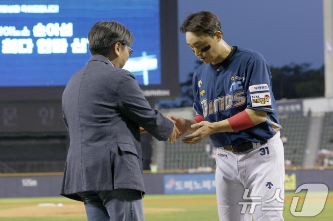 [사진] 신기록 축하 상패 받는 손아섭