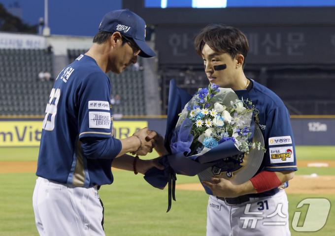 [사진] 강인권 감독에게 축하 꽃다발 받는 손아섭