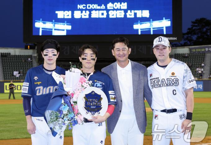 [사진] 모두의 축하 받는 새로운 전설 손아섭
