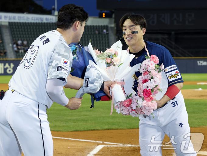 [사진] 두산 양석환에게 축하 꽃다발 받는 손아섭