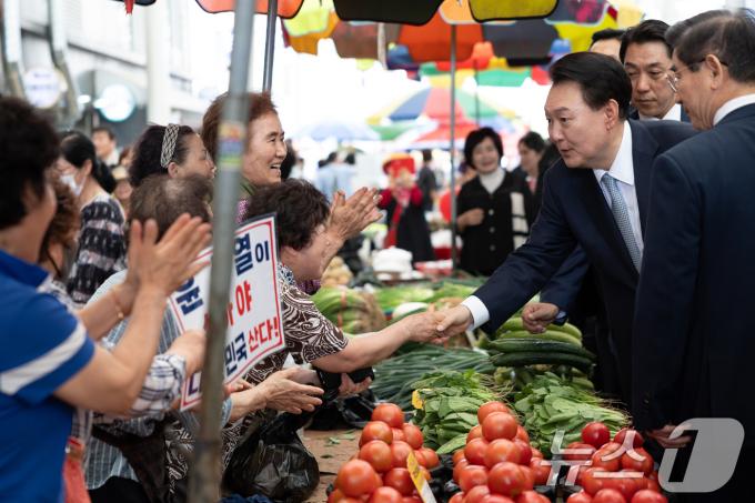 [사진] 경산 공설시장에서 시민들과 인사 나누는 윤석열 대통령