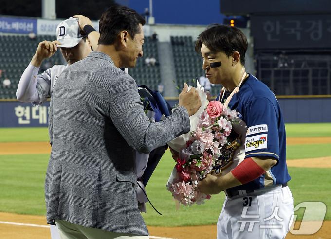 NC 손아섭이 20일 오후 서울 송파구 잠실야구장에서 열린 프로야구 '2024 신한 SOL 뱅크 KBO리그' NC 다이노스와 두산 베어스의 경기 6회초 2사 주자 없는 상황 통산 2505번째 안타를 날려 KBO리그 최다 안타 신기록을 경신한 뒤 박용택 해설위원에게 축하를 받고 있다. 2024.6.20/뉴스1 ⓒ News1 박정호 기자