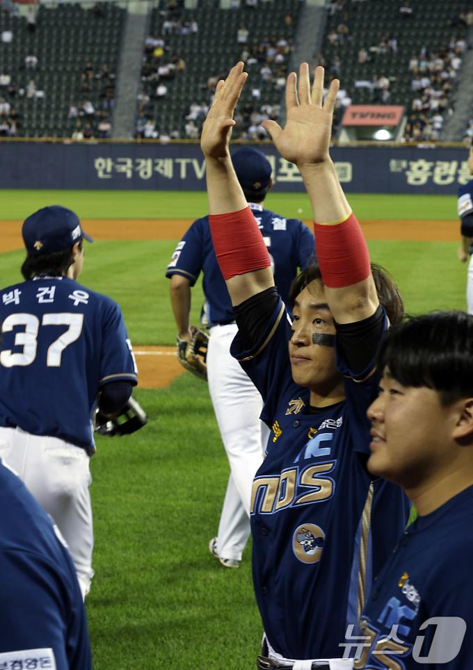 NC 손아섭이 20일 오후 서울 송파구 잠실야구장에서 열린 프로야구 '2024 신한 SOL 뱅크 KBO리그' NC 다이노스와 두산 베어스의 경기 6회초 2사 주자 없는 상황 통산 2505번째 안타를 날려 KBO리그 최다 안타 신기록을 경신한 뒤 팬들을 향해 양손을 들어 인사하고 있다. 2024.6.20/뉴스1 ⓒ News1 박정호 기자